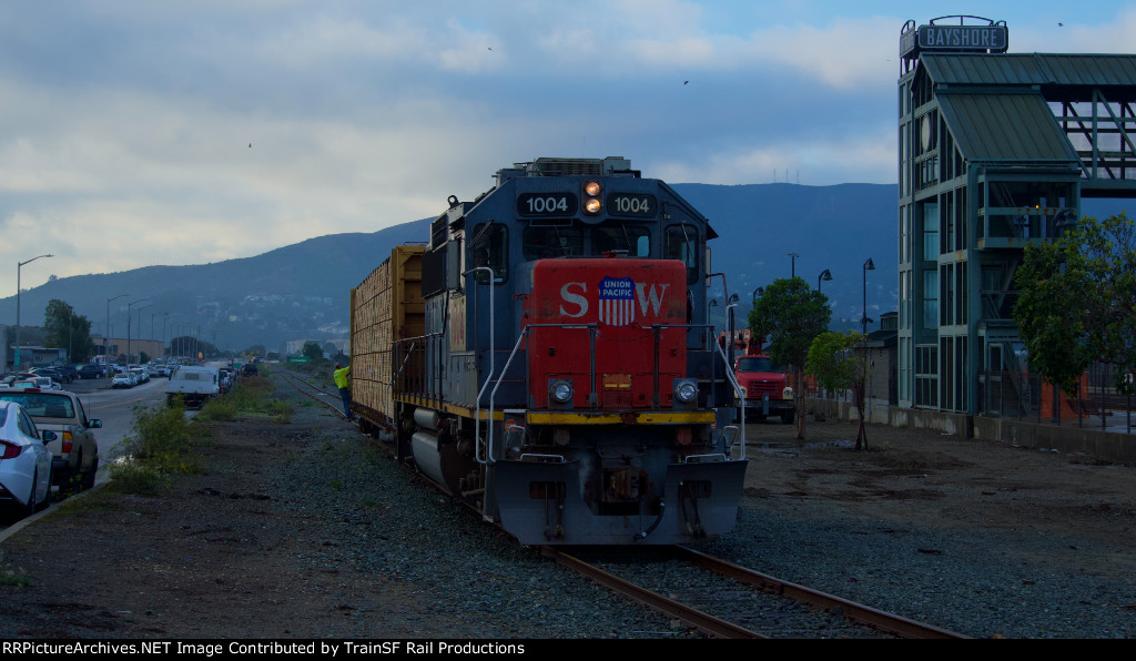 UP 1004 shoves a Loaded Centerbeam down to Bay point Lumber